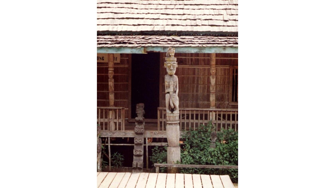 Bornéo Escalier en bois sculpté.jpg