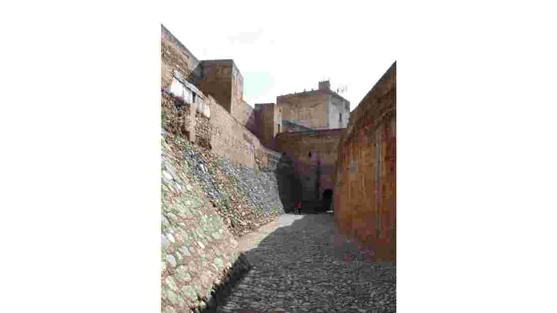 à l'intérieur des remparts de l'Alcazaba