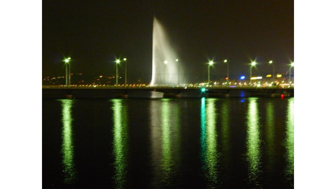 Genève et le Jet-d'eau le soir