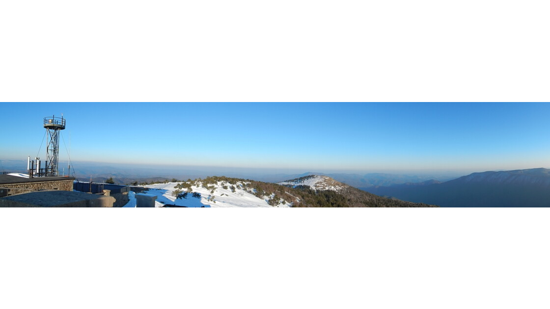 Le MontAigoual, Vu de la station météo au sommet du... Geo.fr Le MontAigoual, Vu de la station météo au sommet du... Geo.fr