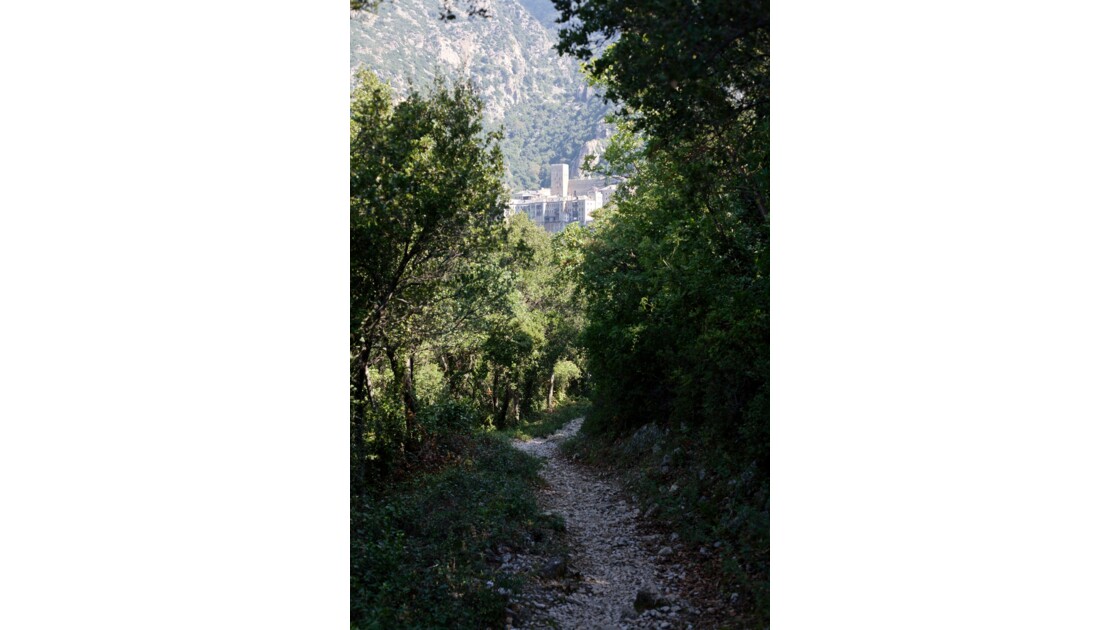 Monastère d'Aghion Pavlon depuis un sentier de randonnée, mont Athos, Grèce