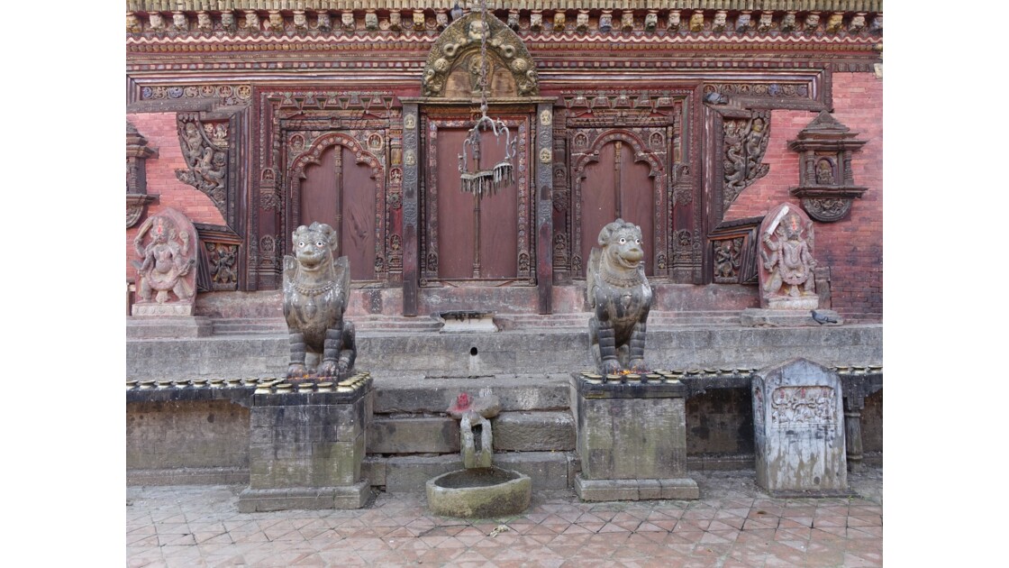 Népal Lions ailés porte nord du temple de Charayan
