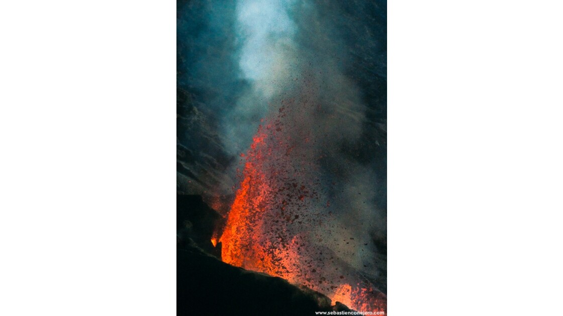 Eruption du piton de la fournaise  Ile de la Réunion 18 mai 2015 