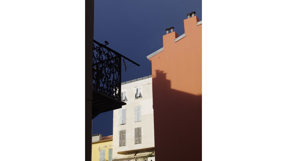 orage et lumière sur les toits de Nice
