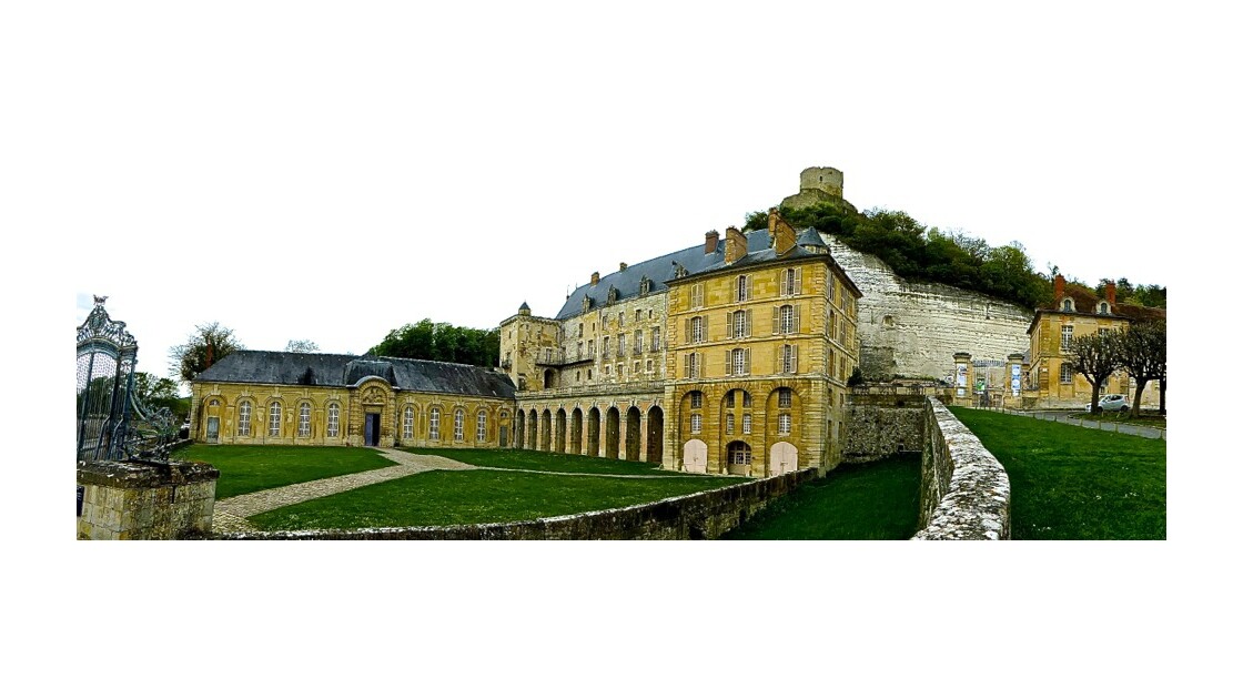 Niché aux portes de la Normandie, en bordure d'un méandre de la Seine, au pied de pittoresques falaises crayeuses, le château de La Roche-Guyon