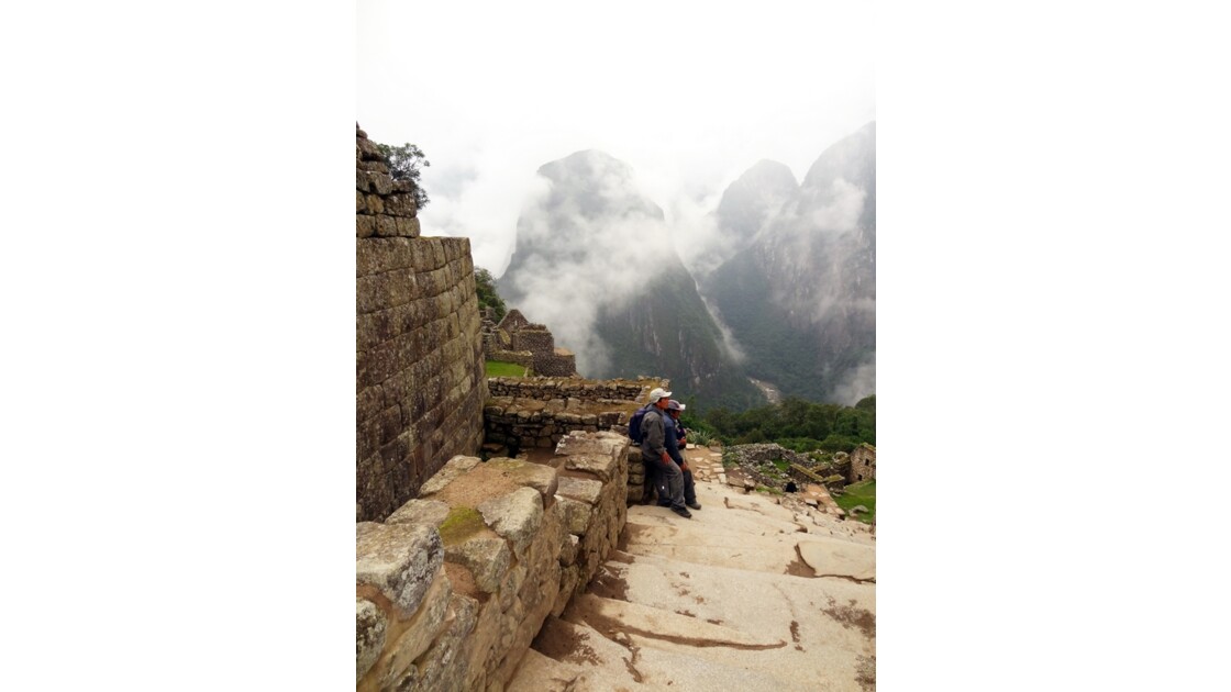 Pérou Machu Picchu sous les nuages