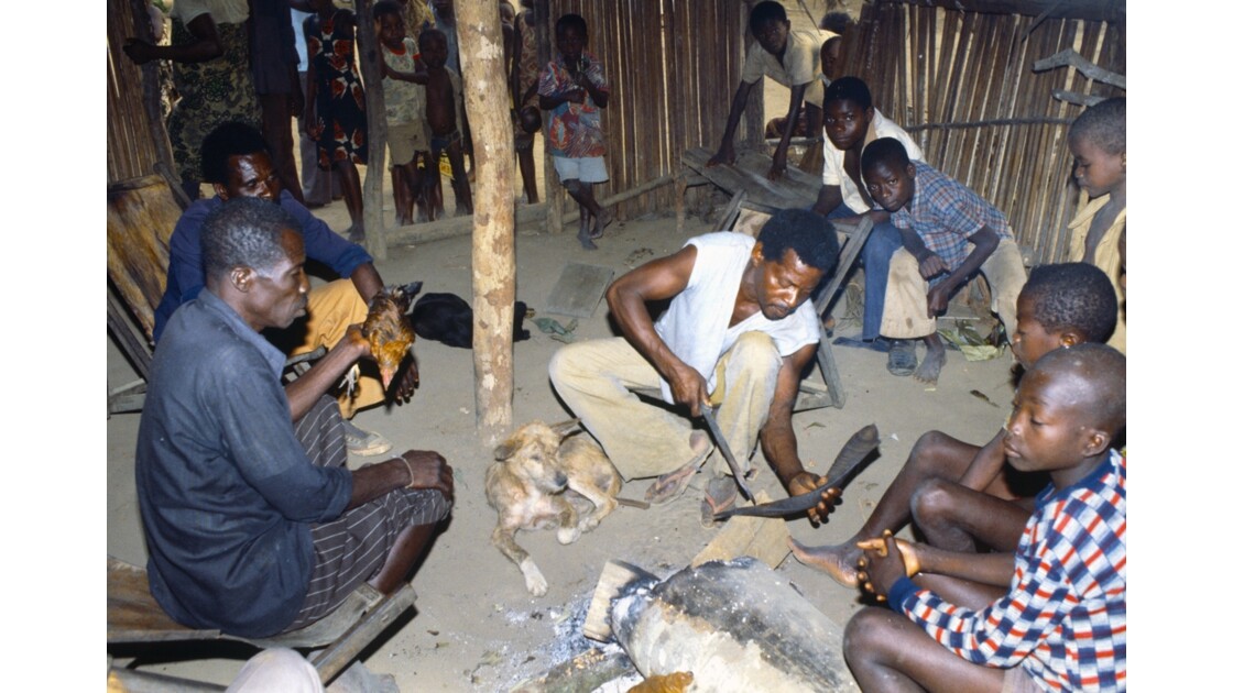 Congo 70 Etoumbi Fabrication d'une trompe pour danses 2