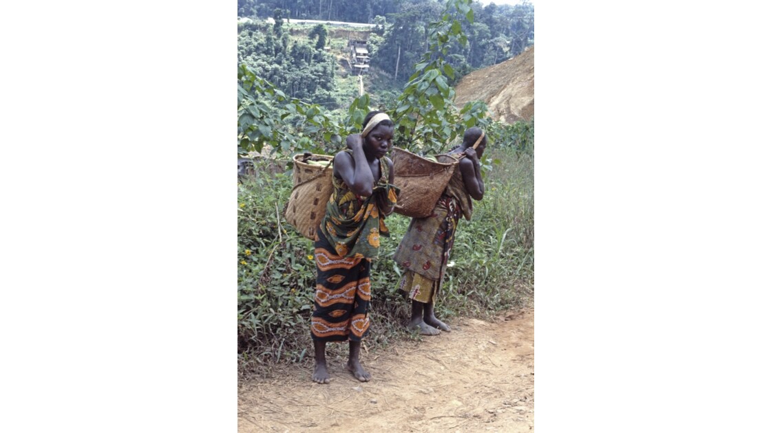 Congo 70 Moukoulou Femmes devant le barrage 1