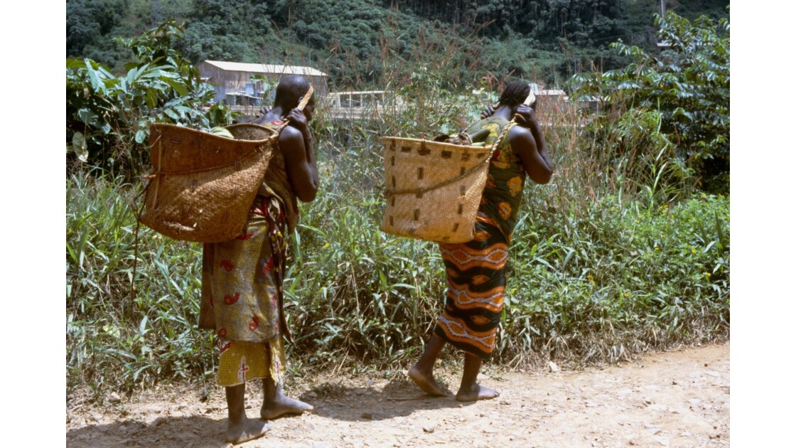 Congo 70 Moukoulou Femmes devant le barrage 2