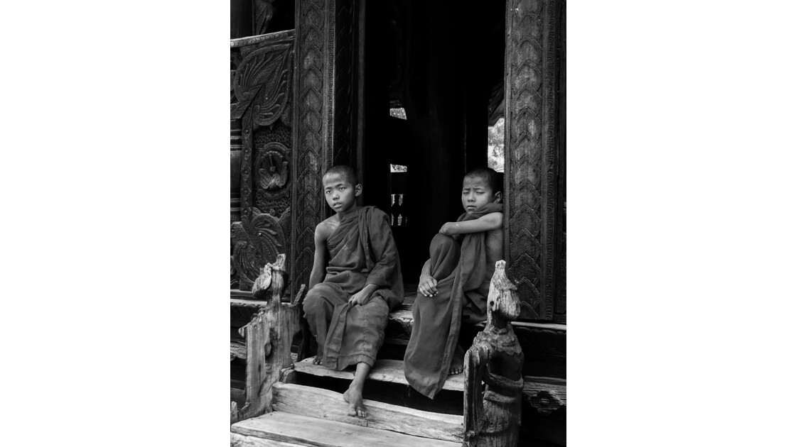 Jeunes novices à l'entrée d'un monastère