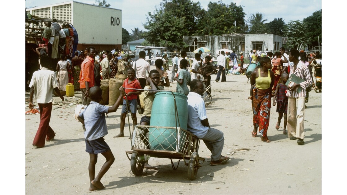 Congo 70 Brazzaville Le marché Total de Bacongo 17