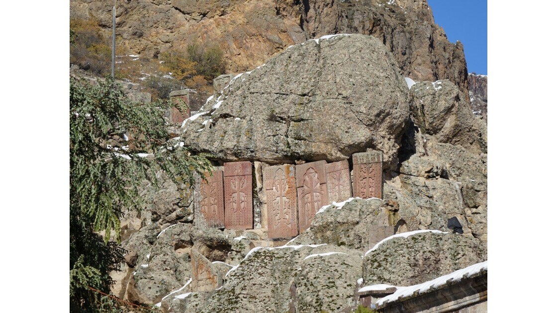 Arménie Guéghard Khatchkars dans la roche