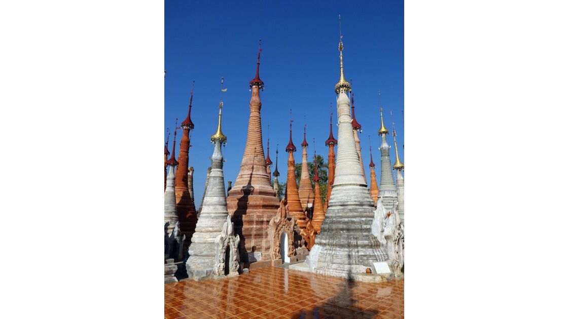 Myanmar Lac Inlé Indein Stupas d'Alaung Sitthou 4