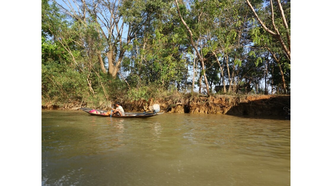 Myanmar Lac Inlé Sur la rivière d'Indein 2