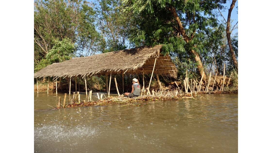 Myanmar Lac Inlé Sur la rivière d'Indein 3