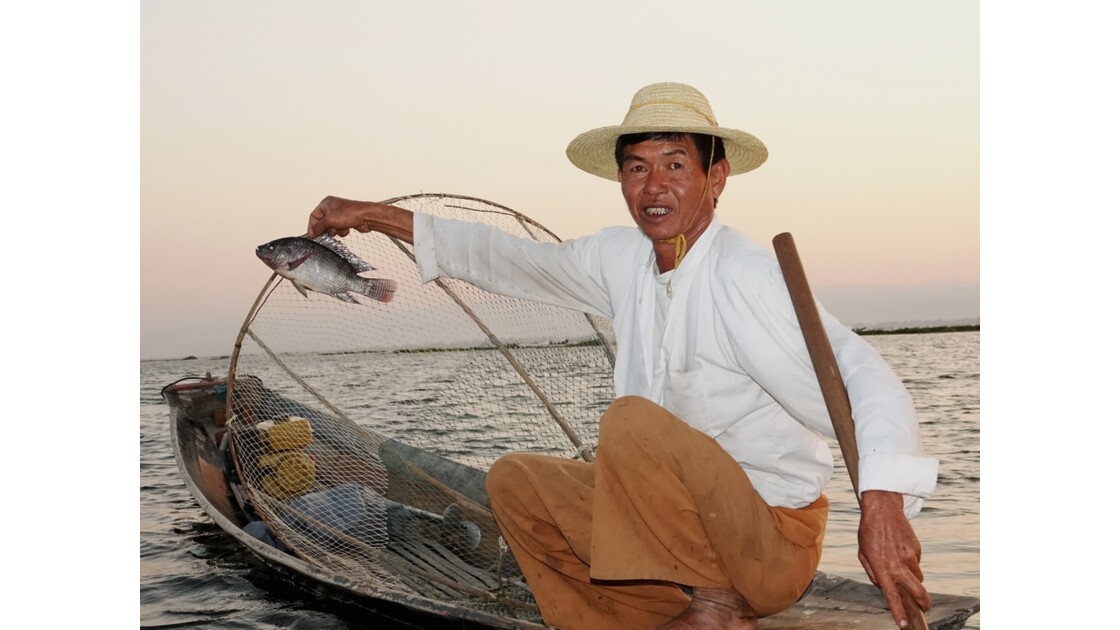 Myanmar Soirée au Lac Inlé Approche d'un leg-rower 4
