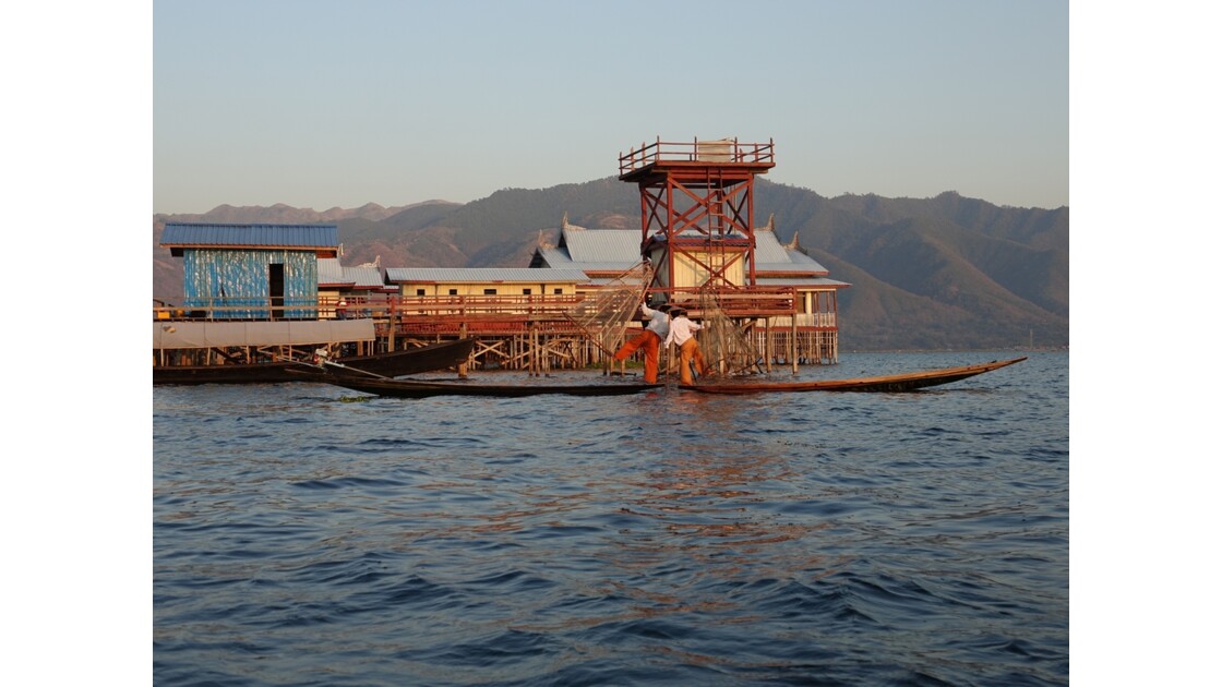 Myanmar Soirée au Lac Inlé Début des chorégraphies de leg-rowers 2