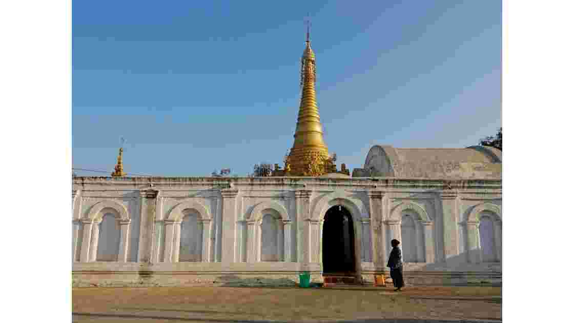 Myanmar Nyaungshwe Le stupa du Monastère Shwe Yan Pyay