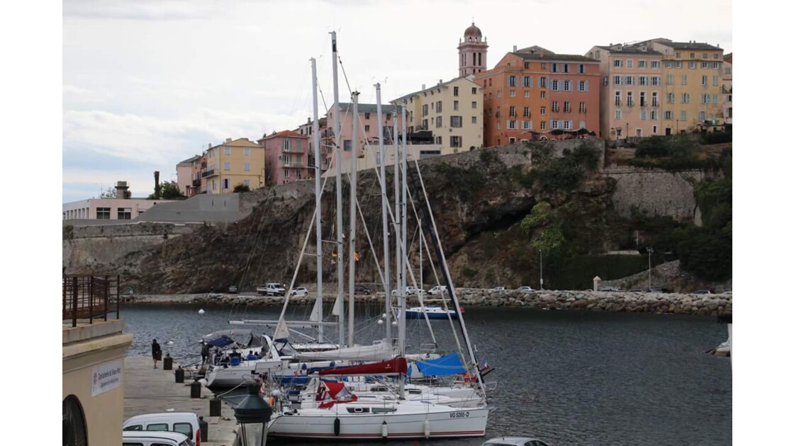 Le Vieux port de bastia , Vues du vieux port de Bastia...  Geo.fr
