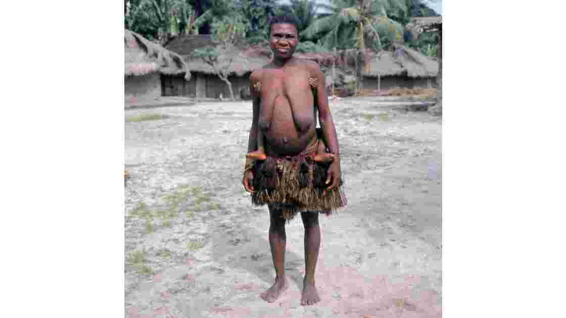 Congo 70 Femme Pygmée sur la Motaba 1