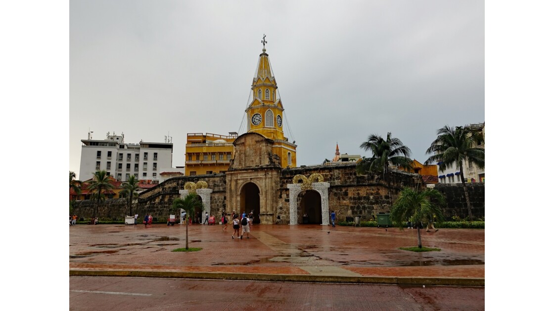 Colombie Cartagena Puerta del Reloj sous la pluie 2