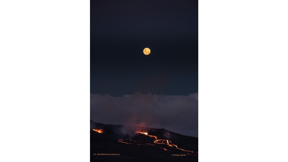 Pleine lune au dessus de l'éruption du Piton de la Fournaise, île de la Réunion