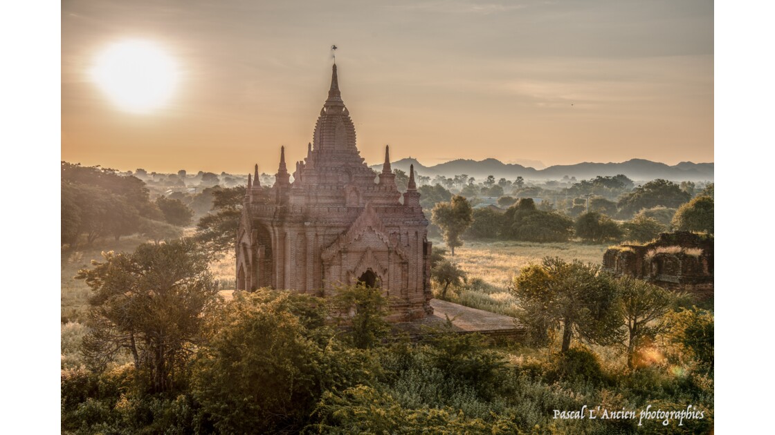Lever du soleil sur les pagodes Bagan