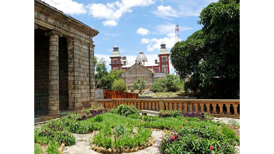 Tananarive Palais d’Andafiavaratra  vu des jardins du Palais de Justice 