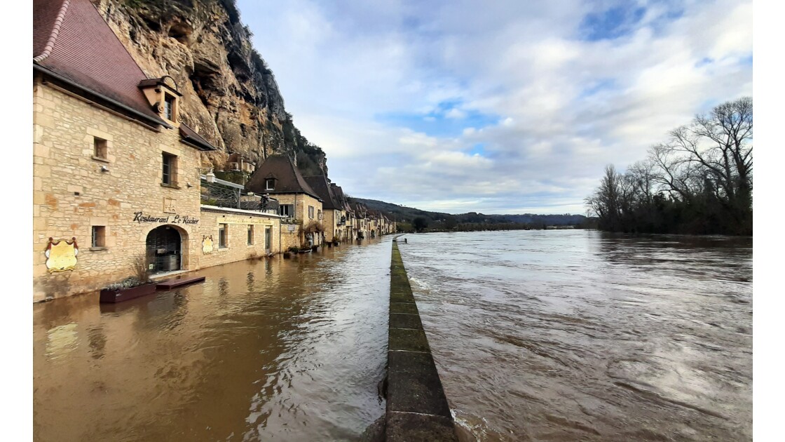 La Dordogne en crue à la Roque-Gageac