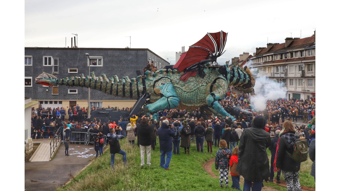 Dragon devant le phare de Calais