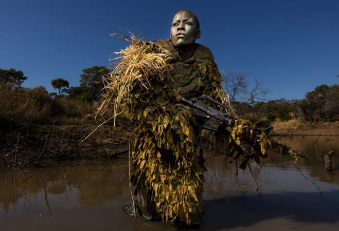 Zimbabwe : les Akashinga, des femmes en lutte contre le braconnage – Catégorie "photo de l'année"