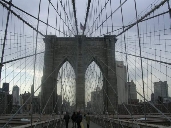 Une promenade romantique sur le pont de Brooklyn