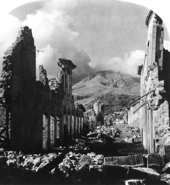 En 1902, une éruption volcanique dévaste la ville de Saint-Pierre