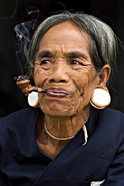 Fumer la pipe avec les membres de l’ethnie Brau