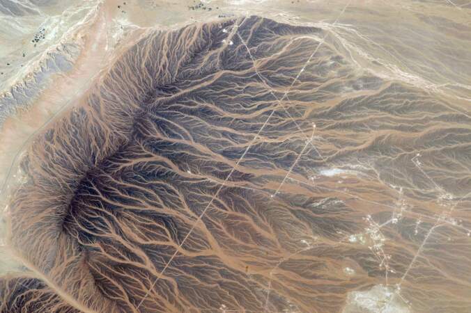 La délicate empreinte de l'eau sur le sable d'Oman