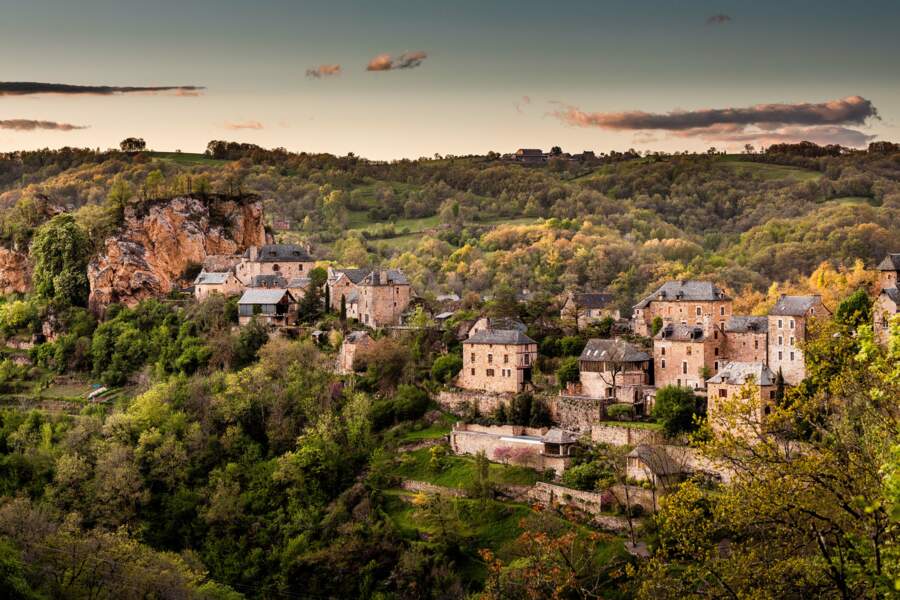 A flanc de falaise, le village de Rodelle (Aveyron)