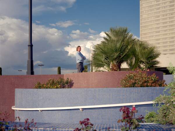 Homme en bleu près de la piscine du Ceasar Palace, Las Vegas, 1988