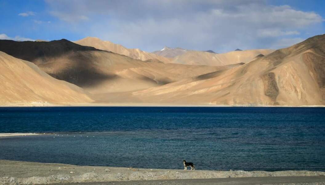 Montagnes et lac au Ladakh, en Inde, par vio trieves