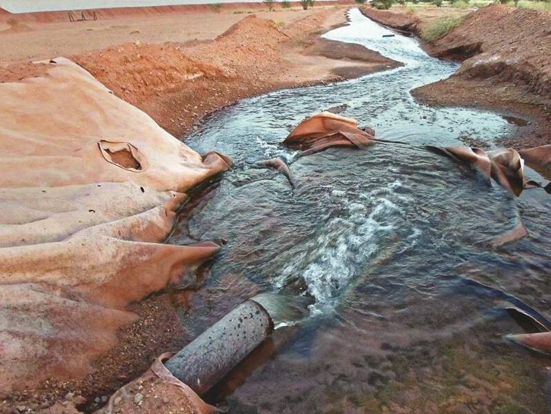 L'eau contaminée est déversée dans la nature