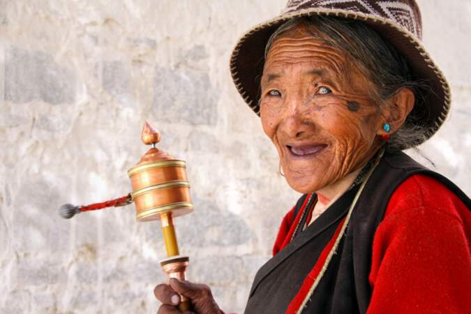 La vieille dame au moulin, monastère de Gyantse, au Tibet