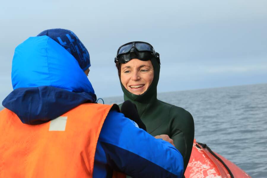 Aurore Asso, prête à s'immerger dans les eaux gelées de la mer de Sibérie