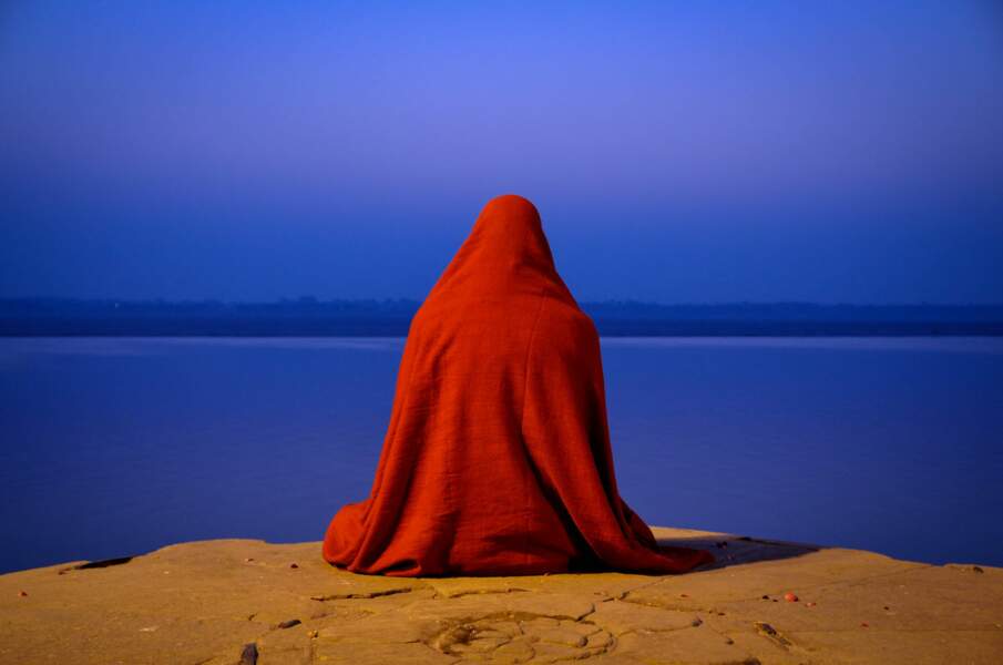 Méditation face au Gange, en Inde / par Ulrich Lambert