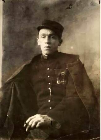 « Blaise Cendrars après son amputation, en uniforme de légionnaire avec ses décorations », 1916