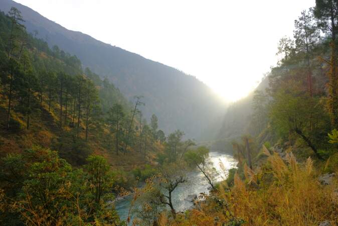 L’aube se lève le long de la rivière Karnali