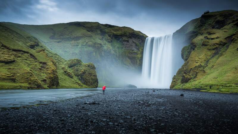 La cascade de Skogafoss, au sud de l'Islande, est l'une des plus belles du pays