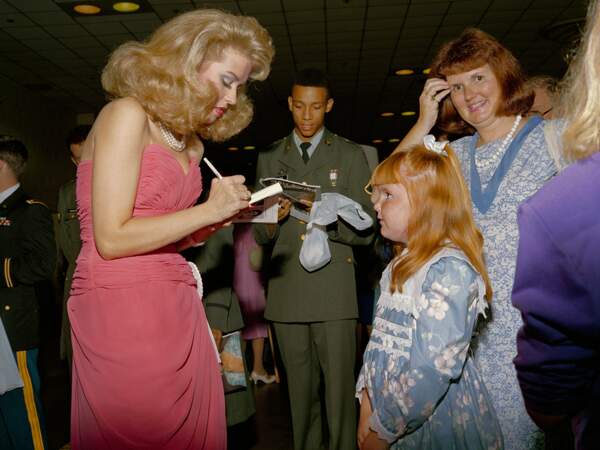 Une mère et sa fille recevant un autographe d’une participante au concours de Miss America, Atlantic City, 1989
