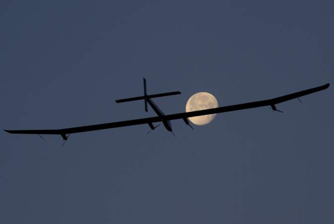 2010 - L'avion solaire Solar Impulse effectue son premier vol, dont une partie a lieu en pleine nuit