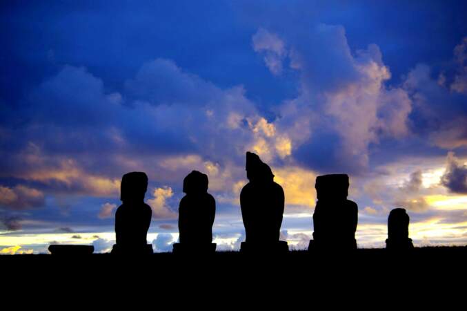 Moaï, colosses de pierre au crépuscule