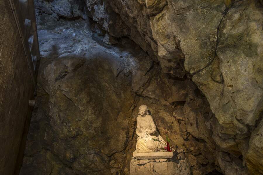 La statue de Marie Madeleine éclairée dans la grotte de la Sainte-Baume 