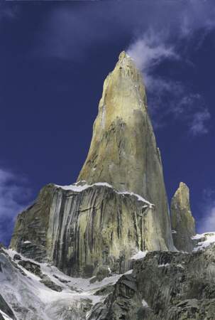 Au Pakistan, la Tour de Trango s’élève de 1000 m au-dessus des glaciers du Karakoram et culmine à 6 240 m
